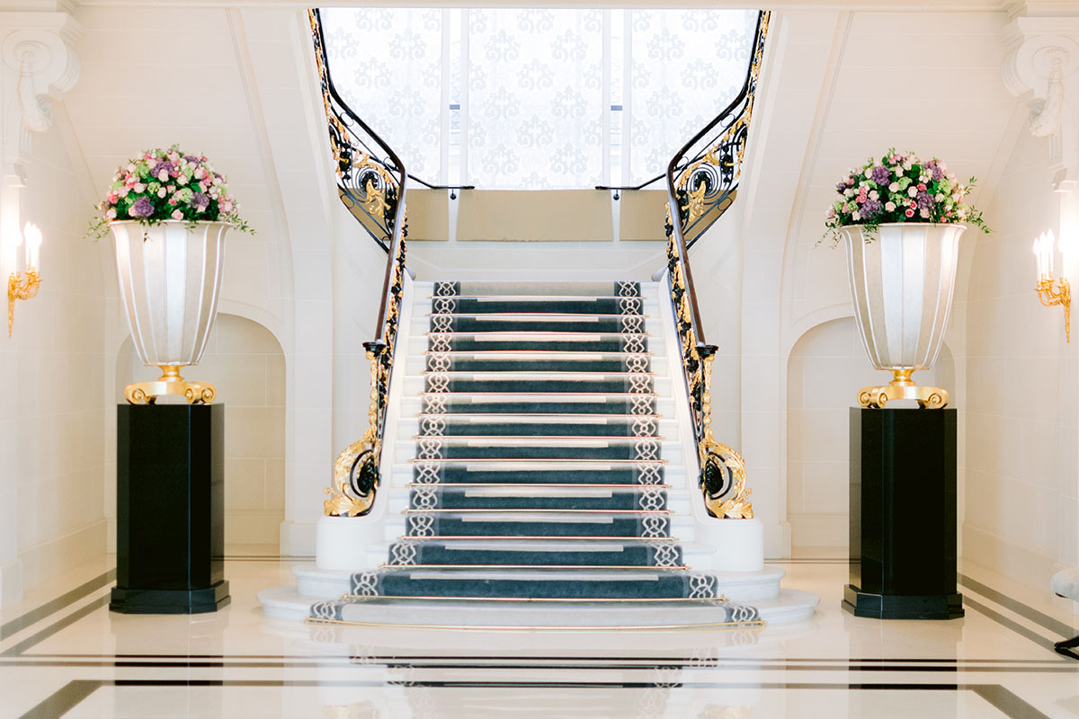 escaliers de l hotel peninsula paris